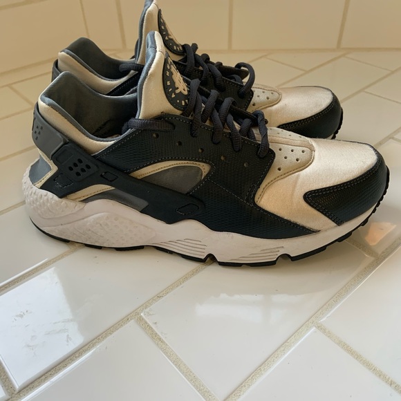 black and gold huaraches womens